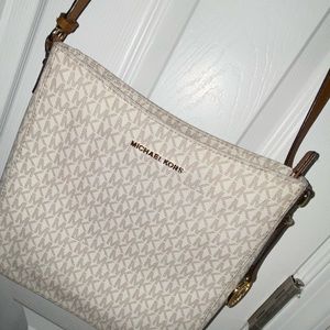MICHAEL KORS
Signature Messenger Bag
